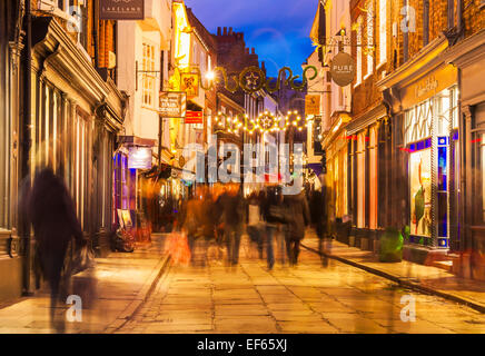 Gli amanti dello shopping in Stonegate, York. Yorkshire, Inghilterra, Regno Unito Foto Stock