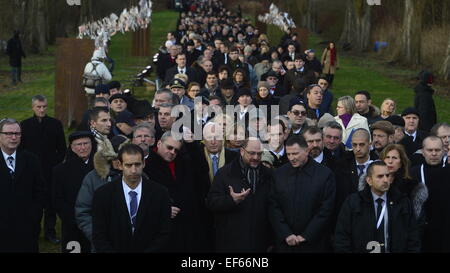 Terezin Repubblica Ceca. 27 gennaio, 2015. Il presidente del Parlamento europeo Martin Schulz (con gli occhiali) parla di Yuli-Yoel Edelstein, ministro israeliano di diplomazia pubblica, durante l'evento commemorativo del settantesimo anniversario del giorno in cui il più grande nazista di morte nel campo di Auschwitz-Birkenau la Polonia è stata liberata, raffigurato in Terezin Repubblica Ceca, Martedì, 27 gennaio 2015. Credito: Michal Kamaryt/CTK foto/Alamy Live News Foto Stock