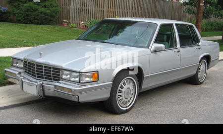 La Cadillac DeVille 1989-1993 è una berlina di lusso full-size nota per la sua guida fluida, il potente motore V8 e le caratteristiche premium. Con interni spaziosi, design raffinato e tecnologia avanzata, la DeVille offre un'esperienza di guida confortevole e lussuosa. Rimane un simbolo del lusso e dell'eleganza americani tra la fine degli anni '1980 e l'inizio degli anni '1990 Foto Stock