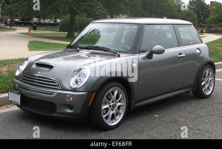La Mini Cooper S di prima generazione (2002-2006) è un'auto sportiva compatta nota per il suo design unico, la manovrabilità agile e le prestazioni turbo. Offre un'esperienza di guida divertente in un pacchetto compatto, con esterni eleganti e interni di qualità superiore. Foto Stock