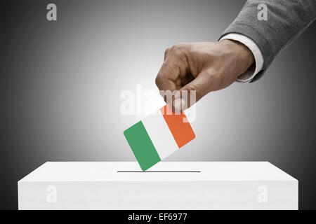 Urne dipinte in bandiera nazionale colori - Irlanda Foto Stock