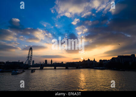 Il fiume Tamigi tramonto vista dal ponte di Waterloo, London, England, Regno Unito Foto Stock