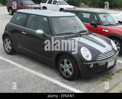 La Mini Cooper 2002-2006 è un'auto compatta nota per il suo design iconico e la maneggevolezza. Alimentato da un motore 1.6L, offre un'esperienza di guida divertente e coinvolgente. Le dimensioni ridotte della Mini Cooper, unite al suo design sportivo, la rendono una scelta popolare per coloro che cercano un'auto elegante, compatta ed efficiente. Foto Stock