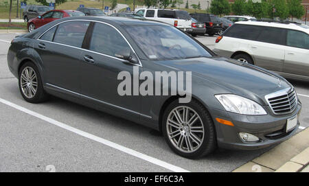 La Mercedes-Benz S550 del 2007 è una berlina di lusso full-size nota per le sue prestazioni raffinate, la tecnologia avanzata e gli interni di alta qualità. Con un motore V8 e caratteristiche di lusso, la S550 offre una guida fluida e un comfort eccezionale, rendendola la scelta migliore per chi cerca lusso e prestazioni di fascia alta. Foto Stock