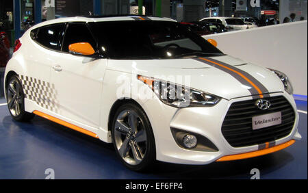 La Hyundai Veloster Turbo del 2013 è una berlina compatta dotata di un motore turbocompresso 1.6L. Grazie al suo design sportivo, alla maneggevolezza reattiva e alle prestazioni efficienti, offre un'esperienza di guida divertente ed economica con caratteristiche tecnologiche moderne. Foto Stock
