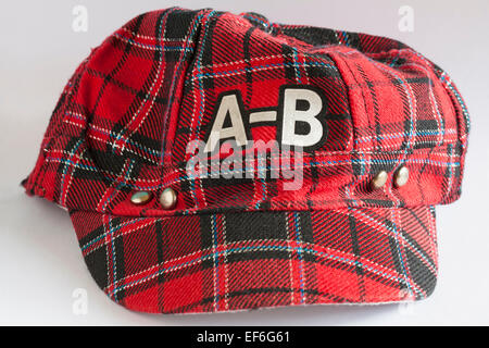 A-B tartan berretto da baseball isolati su sfondo bianco Foto Stock