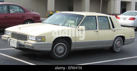 La Cadillac DeVille 1989-1993 è una berlina di lusso full-size nota per la sua guida fluida e gli interni spaziosi. Dotata di un motore V8 da 4,5 litri, la DeVille offre un'esperienza di guida confortevole e uno stile classico. Le sue caratteristiche avanzate e il design raffinato lo rendono una scelta popolare per coloro che cercano una combinazione di comfort e lusso nel proprio veicolo. Foto Stock