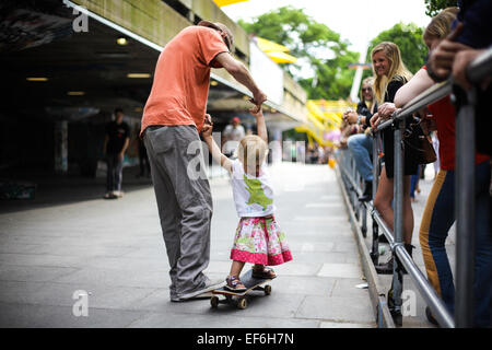 I pattinatori in London Southbank Undercroft skatepark. Foto Stock