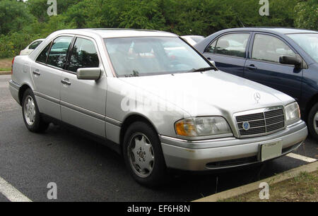 La Mercedes-Benz classe C 1993-1997 è una berlina compatta di lusso che offre uno stile raffinato, una maneggevolezza robusta e una gamma di opzioni di motore. Conosciuta per i suoi interni di lusso, offre un'esperienza di guida confortevole ed eccellente. Foto Stock