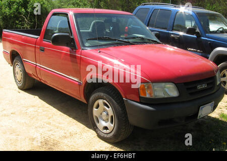 Il modello 1996-1997 Isuzu Hombre è un pick-up compatto noto per la sua durata, praticità e prestazioni affidabili. Offre un design senza fronzoli, una solida capacità di traino ed è una scelta pratica per coloro che hanno bisogno di utilità con un budget limitato. Foto Stock