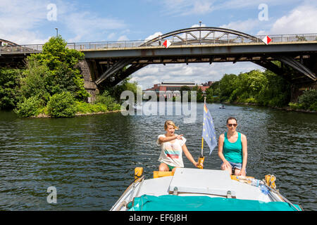 Barca a pedali, houseboat 'Escargot', auto guidata barca con sistemazione per 4 persone sul fiume Ruhr, Foto Stock