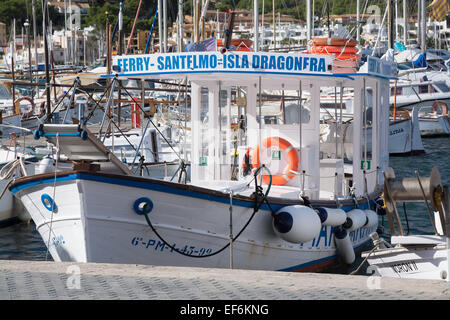 PORT D'Andratx, Maiorca, SPAGNA - IL 31 OTTOBRE 2013: il ferry boat Margarita tenendo i turisti da Sant Elm di Dragonera ormeggiati Foto Stock