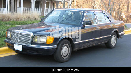 La Mercedes-Benz 500SE, prodotta negli anni '1990, è una berlina di lusso full-size nota per il suo potente motore V8 da 5,0 litri. Offrendo comfort e prestazioni eccezionali, il modello 500SE è dotato di materiali di alta qualità, funzioni di sicurezza avanzate e ingegneria raffinata. Fa parte della serie W140, nota per la sua solida qualità costruttiva e la presenza su strada impressionante, che offre un'esperienza di guida fluida e silenziosa. Foto Stock