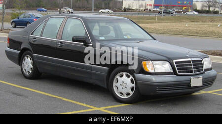 La Mercedes-Benz S-Class W140 è una berlina di lusso full-size nota per la sua tecnologia avanzata, gli interni sfarzosi e il comfort superiore. Rappresenta il simbolo dell'eccellenza e del lusso nel settore automobilistico. Foto Stock