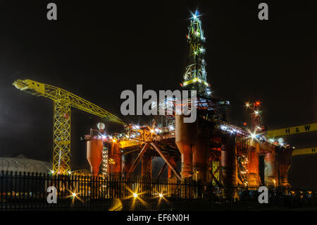 Belfast, Irlanda del Nord. 27 gen 2015 - Byford Dolphin piattaforma petrolifera è illuminata di notte come inizio del lavoro sulla sua £10M riattaccare a Harland e Wolff. Credito: Stephen Barnes/Alamy Live News Foto Stock