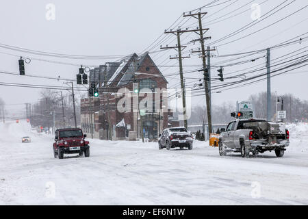 Norwalk, CT, Stati Uniti d'America. Il 27 gennaio, 2015. Auto in Connecticut Ave (RD-1) dopo la tempesta di neve a Norwalk, Stati Uniti d'America il 27 gennaio 2015 Credit: Miro Vrlik Fotografia/Alamy Live News Foto Stock