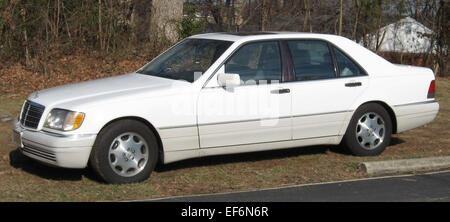 La Mercedes-Benz W140 è una berlina di lusso full-size prodotta dai primi anni '1990 alla fine degli anni '1990 Nota per la sua robusta qualità costruttiva, la tecnologia avanzata e gli interni raffinati, la W140 offre una guida fluida e confortevole. Dotato di motori V8 e V12 opzionali, offre prestazioni potenti e un lusso eccezionale. Foto Stock