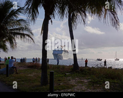 Nave da crociera Grand celebrazione arriva a Palm Beach Riviera porta in spiaggia Foto Stock