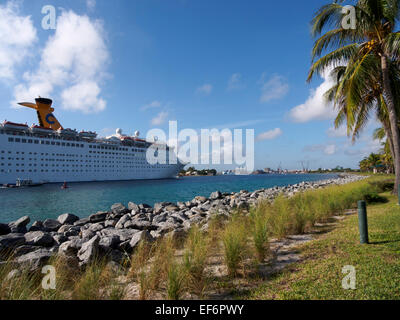 Nave da crociera Grand celebrazione arriva a Palm Beach Riviera porta in spiaggia Foto Stock