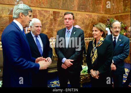 Il Segretario di Stato americano John Kerry e il senatore John McCain, Senator Mark Warner, House Leader della minoranza Nancy Pelosi e rappresentante Eliot Engel chat prima di salutare il nuovo re saudita Salman Al Erqa Royal Palace Gennaio 27, 2015 a Riyadh in Arabia Saudita. Noi leader arrivavano per estendere le condoglianze per il defunto Re Abdullah e soddisfare con il nuovo re Salman. Foto Stock