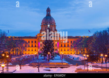 Il legislatore Alberta con albero di Natale luci e display, Edmonton, Alberta, Canada Foto Stock