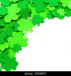 Il giorno di San Patrizio shamrock Angolo contorno su sfondo bianco Foto Stock