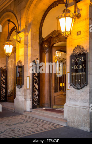 Serata all'entrata all'Hotel Regina vicino al Musee du Louvre, Parigi, Francia Foto Stock