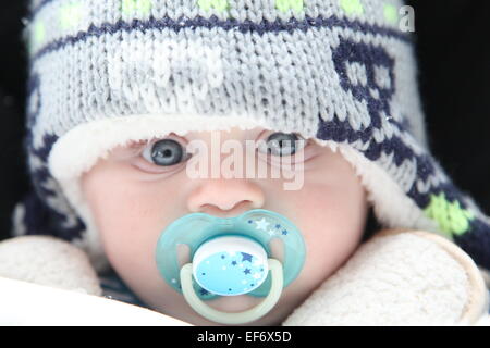 Baby caucasica preinstallato per l'inverno Foto Stock