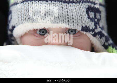 Baby caucasica preinstallato per l'inverno Foto Stock