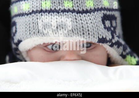 Baby caucasica preinstallato per l'inverno Foto Stock