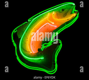 Trota di segno al neon. Pesci Neon sulla facciata di un negozio anglers in Cody, Wyoming. Foto Stock