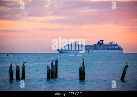 KEY WEST, FLORIDA - DICEMBRE26: nave da crociera Celebrity Constellation al tramonto sul dicembre 26, 2014 off costa di Key West Foto Stock