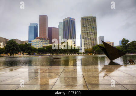 Los Angeles city center con una piscina a specchio in primo piano Foto Stock