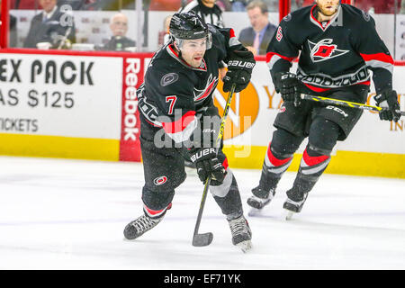 Raleigh, North Carolina, Stati Uniti d'America. 27 gennaio, 2015. Carolina Hurricanes defenceman Ryan Murphy (7) durante il gioco NHL tra il Tampa Bay Lightning e Carolina Hurricanes al PNC Arena. Carolina Hurricanes sconfitto il Tampa Bay Lightning 4-2. Credito: Andy Martin Jr./ZUMA filo/Alamy Live News Foto Stock