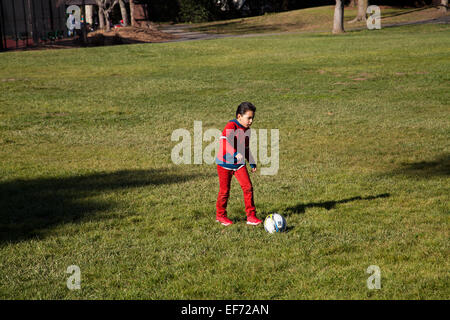 Latino ragazzo giocando a calcio al Pioneer Park, Novato, california, Stati Uniti d'America Foto Stock