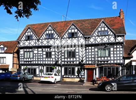 Il Tudor House Inn lungo la West Street, Warwick, Warwickshire, Inghilterra, Regno Unito, Europa occidentale. Foto Stock