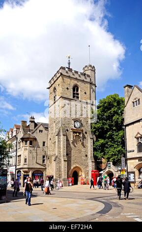Torre Carfax sull'angolo di San Aldates, Cornmarket Street, High Street e Queen Street, Oxford, Oxfordshire, Inghilterra, Regno Unito. Foto Stock