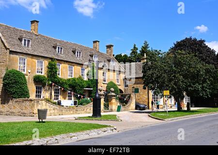 Galleria d'arte lungo High Street, Broadway, Cotswolds, Worcestershire, Inghilterra, Regno Unito, Europa occidentale. Foto Stock