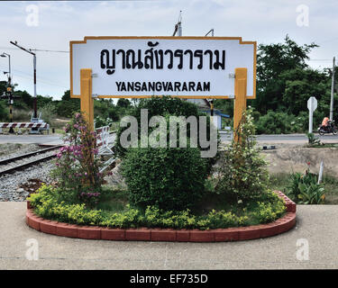 Viste di Wat Yannasangwararam stazione ferroviaria Pattaya Thailandia Foto Stock