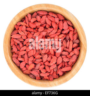 Rosso, sun frutti essiccati Goji bacche nella ciotola di legno isolato su sfondo bianco. Vista dall'alto. Foto Stock