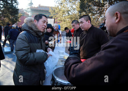 Gen 27, 2015 - (Cina) Solo per uso al di fuori della Cina. Non utilizzare per la vendita o per esporre in Cina. Pechino CINA JAN 27: persone line up per libera Laba Congee a Yonghegong tempio lama su gennaio 27, 2015 a Pechino. Il tradizionale festival Laba cade il 8° giorno del dodicesimo mese lunare. È consuetudine in questo giorno per mangiare Laba porridge. Ricette della tradizionale Laba congee varia, anche se generalmente include riso glutinoso, essiccato i semi di loto, longan, gingko, rossi secchi date, castagne, arachidi, noci, uva passa e semi di melone. La Laba Festival è su 27 gennaio Martedì di quest'anno. (Credito Foto Stock