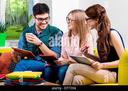 Gli studenti che lavorano sul lettino Foto Stock