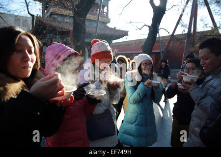 Gen 27, 2015 - (Cina) Solo per uso al di fuori della Cina. Non utilizzare per la vendita o per esporre in Cina. Pechino CINA JAN 27: persone line up per libera Laba Congee a Yonghegong tempio lama su gennaio 27, 2015 a Pechino. Il tradizionale festival Laba cade il 8° giorno del dodicesimo mese lunare. È consuetudine in questo giorno per mangiare Laba porridge. Ricette della tradizionale Laba congee varia, anche se generalmente include riso glutinoso, essiccato i semi di loto, longan, gingko, rossi secchi date, castagne, arachidi, noci, uva passa e semi di melone. La Laba Festival è su 27 gennaio Martedì di quest'anno. (Credito Foto Stock