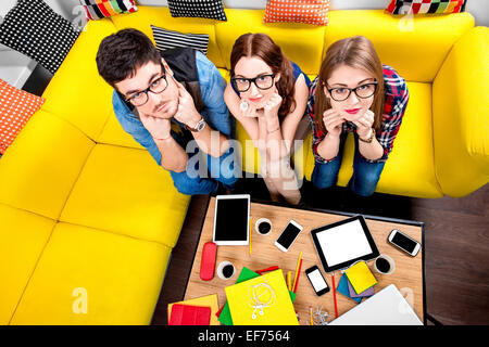 Tre nerds sul lettino Foto Stock