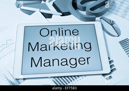 Il testo online marketing manager nella schermata di un tablet Foto Stock
