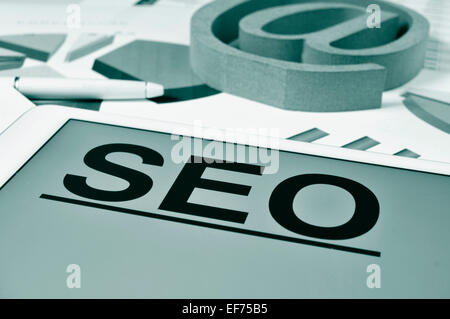 Il testo SEO, di ottimizzazione per i motori di ricerca, nella schermata di un tablet Foto Stock
