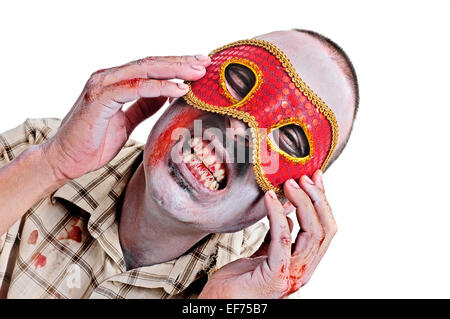 Primo piano di un pauroso zombie con una maschera di fantasia su sfondo bianco Foto Stock