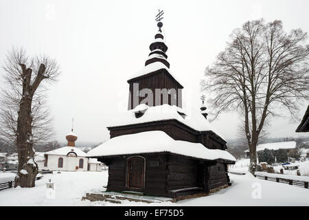 La Chiesa greco-cattolica chiesa in legno di San Michele Arcangelo a Rusky Potok, la Slovacchia in inverno Foto Stock