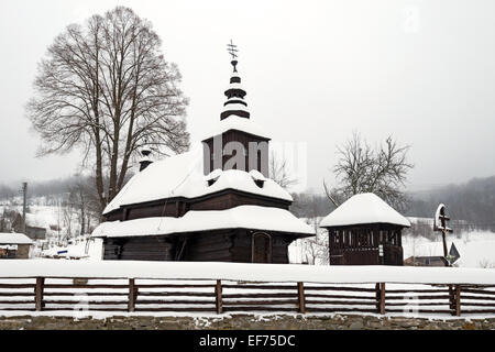 La Chiesa greco-cattolica chiesa in legno di San Michele Arcangelo a Rusky Potok, la Slovacchia in inverno Foto Stock