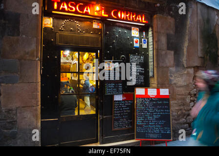 Tasca El Corral ristorante, sulla strada conosciuta per i suoi ristoranti di tapas, Carrer de la Merce, Barri Gotic, Barcellona, Spagna Foto Stock